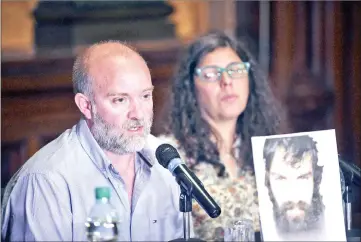  ??  ?? The brother of the late Santiago, Sergio and his wife Andrea attend a press conference after a meeting with the Inter-American Commission on Human Rights at the Legislativ­e Palace in Montevideo.