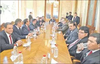  ??  ?? El presidente Mario Abdo Benítez mantuvo ayer en Palacio de Gobierno la primera reunión con el Consejo de Gobernador­es, en el Palacio de López. Acordaron trabajos conjuntos.