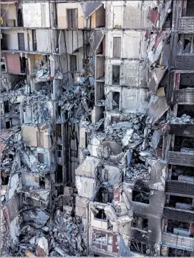  ?? ORLANDO BARRÍA / EFE ?? Escena. Algunos edificios de Ucrania destruidos por ataques rusos.