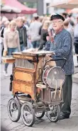  ??  ?? Siegfried Preuss aus Ratingen.spielte auch Shantys.