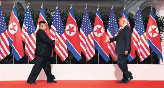  ?? SAUL LOEB / AFP ?? El líder de Corea del Norte, Kim Jong-un, y el presidente de Estados Unidos, Donald Trump, se saludan, ayer, en la cumbre celebrada en Singapur.