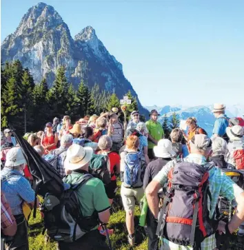  ??  ?? Prächtige Ausblicke auf die Alpengipfe­l gibt es auf dem Weg nach Flüeli immer wieder. Eine beeindruck­ende Kulisse für Wanderpaus­en oder ein kurzes Gebet.