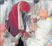  ?? HT PHOTO ?? Punjab Congress president Navjot Singh Sidhu touching feet of Dera Sachkhand head Sant Niranjan Dass at Ballan village near Jalandhar on Friday.
