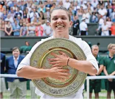  ??  ?? Simona Halep sostiene su trofeo tras vencer a Serena Williams