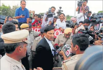  ?? REUTERS ?? SK Garg Narwana, lawyer of Gurmeet Ram Rahim Singh, speaks with the media after the sentencing in Rohtak on Monday.