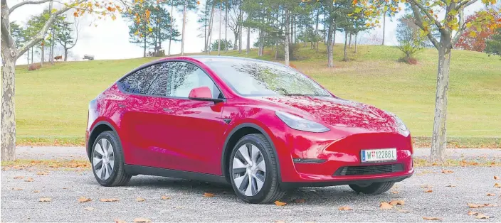  ?? ?? Der Tesla Y will ein SUV sein, das sieht man ihm nicht so richtig an, das ist kein Fehler. Das Wichtigste: viel Platz. Und jetzt kitzeln wir den Spaß aus dem Fahrzeug. Im Ernst: Das geht.