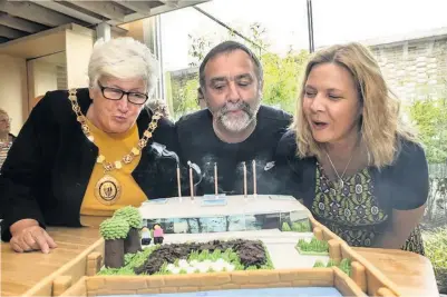  ??  ?? Provost Jean Jones, centre user Des Hamill and head Lorrie Forsyth with the centre’s spectacula­r cake