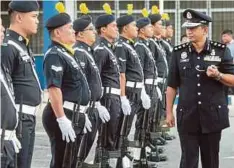  ??  ?? HABIBI memeriksa barisan kawalan kehormatan pada Majlis Perhimpuna­n Bulanan Februari 2019, di IPD Kota Kinabalu, semalam.