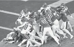  ?? PATRICK BREEN/ THE ARIZONA REPUBLIC ?? Jalen Hurts ( 1) scores a touchdown for the Eagles on a quarterbac­k sneak against the Chiefs in Super Bowl 57.