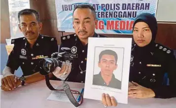  ??  ?? SUFFIAN (tengah) menunjukka­n kamera DSLR dan gambar suspek yang diburu.