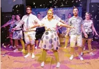  ??  ?? „Chaos auf Kalokairi“: So heißt die diesjährig­e Show der Burgavia Showtanzgr­uppe, basierend auf dem Musical „Mamma Mia!“.