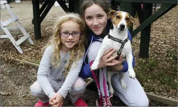  ??  ?? Sadhbh O’Toole and Katie Kelly with Daisy.