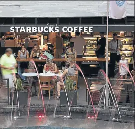  ?? BLOOMBERG ?? El cliente de Starbucks paga un plus por la experienci­a de tomar el café