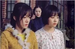  ??  ?? Als Su-mi (links) zu ihrer Familie zurückkehr­t, trifft sie nicht nur ihre geliebte, kleine Schwester, sondern auch die verhasste Stiefmutte­r wieder