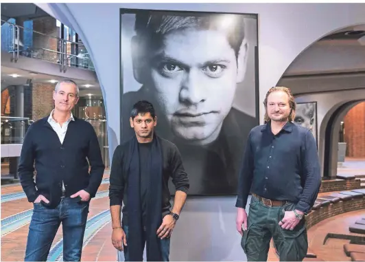  ?? FOTO: SUSANNE DIESNER/TONHALLE ?? Neu in der Galerie der Musikstars in der Tonhalle: Alpesh Chauhan (M.) neben Intendant Michael Becker (l.) und Fotograf Alexander Basta.