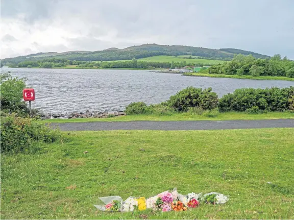  ?? Picture: Kenny Smith. ?? Tributes have been laid at the spot where Keivan Ulhaq got into difficulty at Lochore Meadows Country Park.