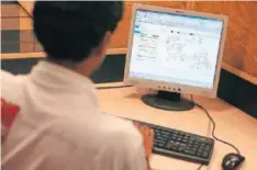  ??  ?? Un alumno estudia con el ordenador.