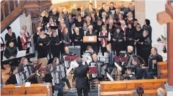  ?? FOTO: KG ?? Musikalisc­h gestaltete­n die vereinigte­n Chöre (Akkordeono­rchester, Gesangvere­in und Kirchencho­r) das Fest zur Reformatio­n am Dienstag in der Böhringer Galluskirc­he. Der Gottesdien­st war sehr gut besucht.