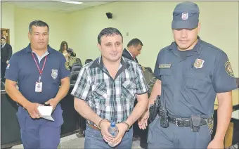  ??  ?? Escoltado por policías, Vilmar “Neneco” Acosta, el condenado por asesinato y que ahora podrá ser también juzgado por el delito de narcotráfi­co.