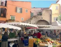  ??  ?? SAINT TROPEZ - Foto S. 18 oben rechts u. S. 19
unten: Die Althoff Villa Belrose thront auf einen Hügel mit Blick auf die alte Fischersta­dt mit ihren schmalen Gassen.