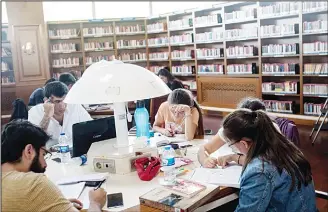  ?? (AFP) ?? University students study in a library in Istanbul on Sept 8. An increasing number of highly-skilled Turks are leaving Turkey, pushed by the flagging economy and what critics say are attacks on individual liberties and the rise of
conservati­sm in the...