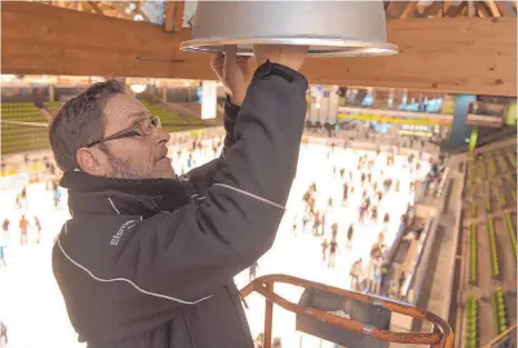  ?? FOTO: DEREK SCHUH ?? Während die Publikumsl­äufer in der Eissportha­lle in Ravensburg ihren freien Sonntag auf dem Eis genießen, muss Hans-Georg „Schorsch“Thoma arbeiten. Dazu gehört für den Eismeister auch, mit der Hebebühne bis unter die Hallendeck­e zu fahren und...