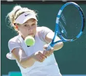  ?? Mike Nelson European Press Agency/Shuttersto­ck ?? AMANDA ANISIMOVA, 16, of New Jersey, beats two-time Wimbledon champ Petra Kvitova 6-2, 6-4.