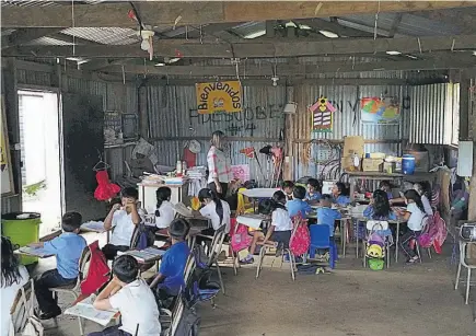  ??  ?? Promesa. Según los padres de los estudiante­s, desde el año pasado existe un compromiso de la municipali­dad de Apaneca de donar un terreno adyacente a la casa comunal para la construcci­ón del centro escolar.