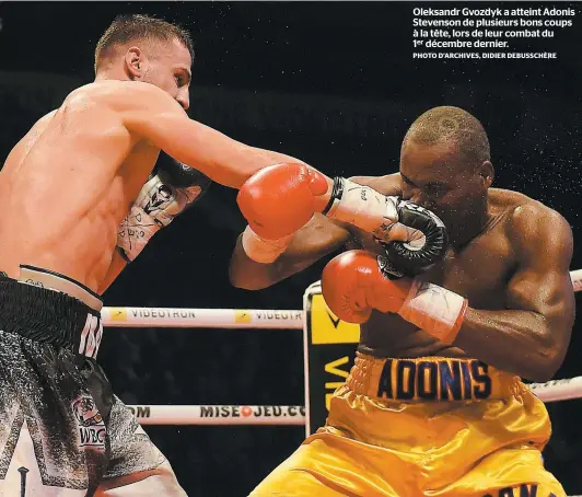  ?? PHOTO D’ARCHIVES, DIDIER DEBUSSCHÈR­E ?? Oleksandr Gvozdyk a atteint Adonis Stevenson de plusieurs bons coups à la tête, lors de leur combat du 1er décembre dernier.