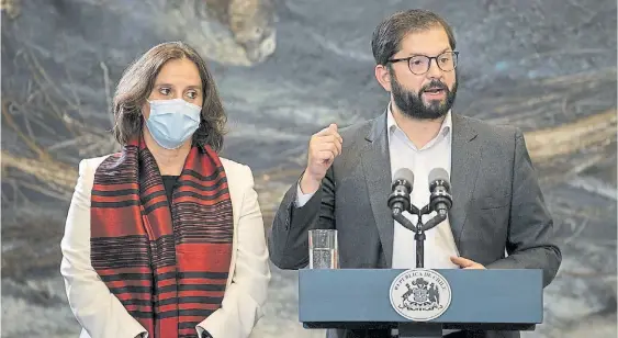  ?? EFE ?? Desafíos. El presidente chileno Gabriel Boric junto a su canciller, Antonia Urrejola, durante una rueda de prensa en Santiago.