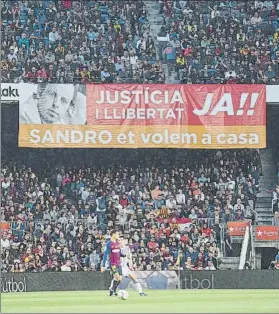  ?? FOTO: PERE PUNTÍ ?? Pancarta en el Camp Nou pidiendo la libertad y justicia para Sandro Rosell
La corrupción entre particular­es no existía en España en 2006