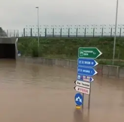  ??  ?? Strada chiusa L’acqua, dai campi circostant­i, ha invaso la carreggiat­a