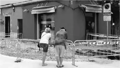  ?? Foto: Andrea Beckmann ?? Touristen schauen sich die Bauarbeite­n in der Calle La Mar an.