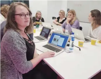  ?? FOTO: SANNA VOLNY ?? GRANSKAR. Frida Englin från Södertörns högskola är en del av en redaktion på runt 200 journalist­studenter från hela landet.