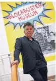  ?? FOTO: DPA ?? Gerhard Finckh vor dem Plakat seiner letzten Ausstellun­g.