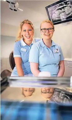  ?? RP-FOTO: RALPH MATZERATH ?? Carolin Reiter (l.) und Michelle Rust absolviere­n zurzeit bei „Denecke Zahnmedizi­n“ihre Ausbildung.