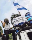  ?? AFP ?? Manifestan­tes expresaron ayer su malestar por las detencione­s.