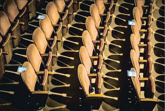  ?? LLIBERT TEIXIDÓ ?? El Romea, ayer Una imagen del la platea del barcelonés teatro Romea tomada ayer. El sector no ve viable abrir con un tercio del aforo