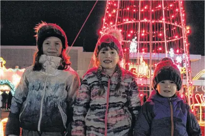  ?? COLIN MACLEAN/JOURNAL PIONEER ?? Emerie, Lewin and Ronan Baglole smile for the camera in front of the 25th annual Lights for Life Christmas display Wednesday evening in Summerside.