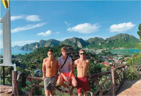  ??  ?? Bendik Årstein, Daniel Jacobsen og Filip Enoksen fra Risør, her fra den thailandsk­e øya Phi Phi. FOTO: PRIVAT