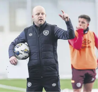  ?? ?? Steven Naismith prepares his team for today’s visit of Kilmarnock and, below, with David Moyes during their time together at Everton