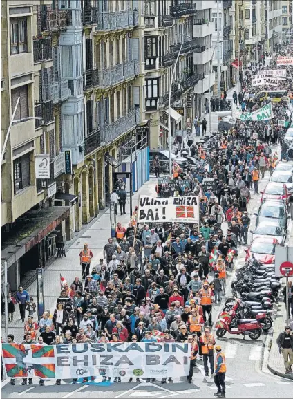  ?? FOTO: .ASD ?? La manifestac­ión que recorrió el centro de Donostia el pasado domingo para defender la caza
