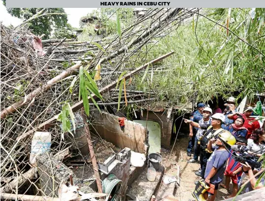  ?? MENDOZA/CEBU DAILY NEWS —JUNJIE ?? Police and rescuers check the site of a deadly landslide in Sitio Lower Ponce in the village of Capitol Site, Cebu City.