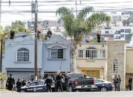  ?? OMAR MARTÍNEZ/CUARTOSCUR­O ?? Elementos de seguridad rescataron con vida a un menor de 8 años.