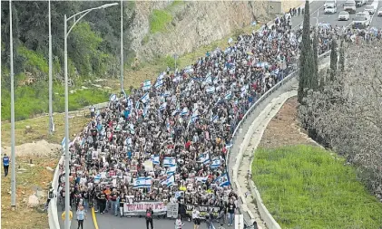  ?? AFP ?? Contra el gobierno. La marcha en Israel en demanda de que se dé prioridad a liberar a los rehenes.