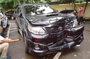  ??  ?? KEADAAN kenderaan Toyota Fortuner yang dinaiki Setya selepas melanggar tiang lampu jalan berkenaan. - Kompas.com