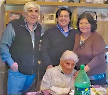  ?? FACEBOOK ?? FESTEJO. El mes pasado, Hugo fue a Mar del Plata para celebrar los cien años de su mamá, Celina.