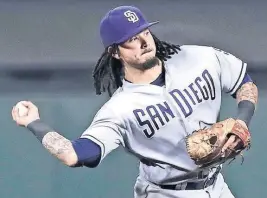  ??  ?? El pelotero cubre la segunda base para los Padres de San Diego.