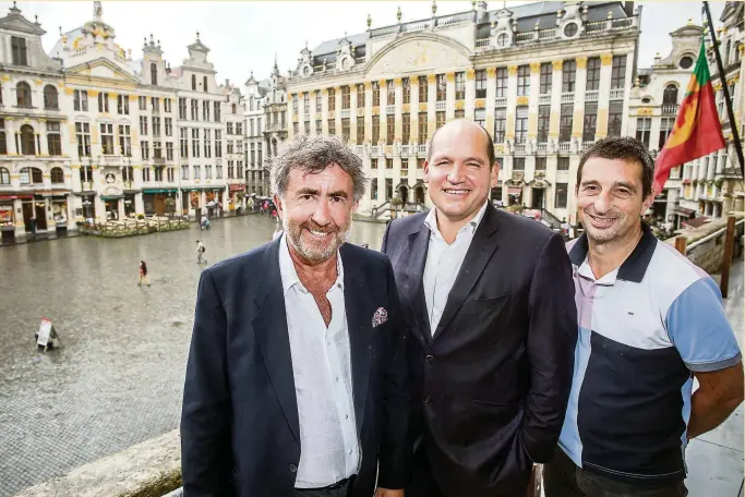  ??  ?? Philippe Close, le bourgmestr­e de Bruxelles, face aux beautés de la Grand Place, entouré par Jean-Charles Tolza et de Claude Aronis, de gauche à droite (photo de gauche) et seul, enfin, dans son bureau de maire.