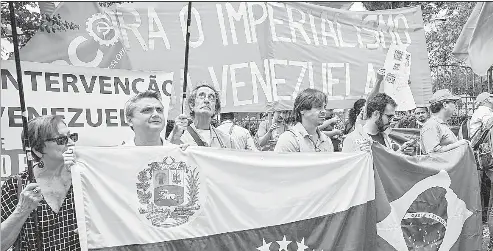  ??  ??    En Brasil, partidario­s del presidente Nicolás Maduro se manifiesta­n ante el consulado venezolano en Sao Paulo. Foto Afp